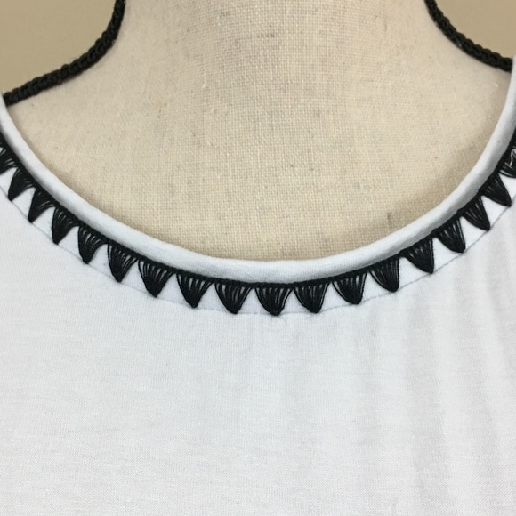 Vince Camuto Embroidered Hi-Lo Top Medium - Picture 4 of 7